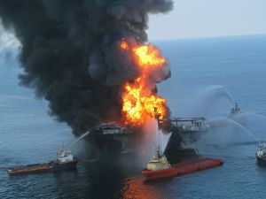 Deepwater_Horizon_offshore_drilling_unit_on_fire_2010